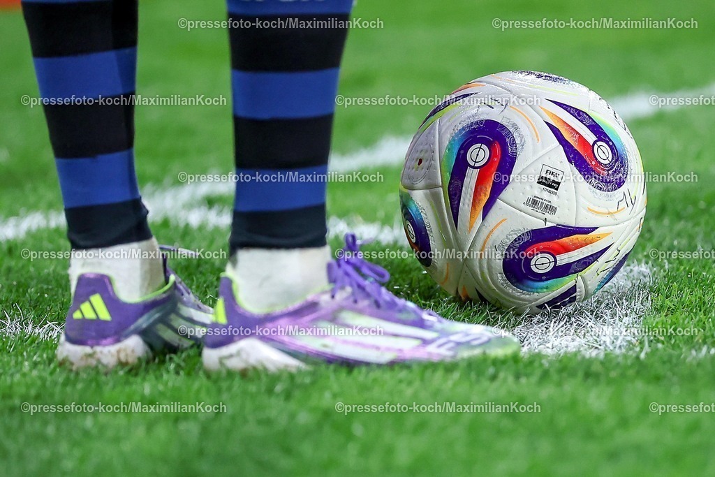 RWE04032602006 | 2026.03.04, Fußball, 3.Liga Herren, Rot-Weiss Essen -  SV Waldhof Mannheim, Stadion Hafenstraße, 27.Spieltag, Saison 2025 / 2026: Ball Eckball Stulpen  DFB regulations prohibit any use of photographs as image sequences and or quasi-video.