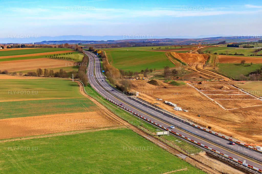Vue aérienne: Tracé de l'A4 à Dettwiller dans le département Bas Rhin, France – .Photo: IMG_38573.jpg prise le 20/03/2011 par Werner Riehm/FLY-FOTO.eu – Résolution de l'original: 4476 x 2984 px