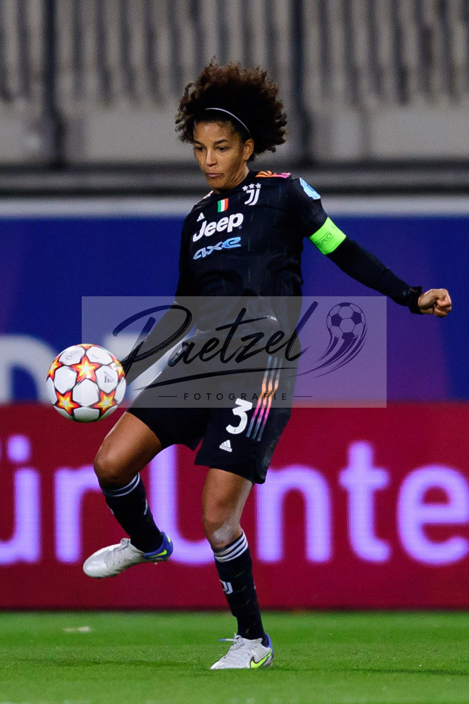 WOBJUV20211118_157 | Fussball, Frauen: Sara Gama (Juventus FC) in Aktion, am Ball, Einzelaktion bei dem Spiel der UEFA Women´s Champions League zwischen VfL Wolfsburg und Juventus Turin im AOK-Stadion am 18.11.2021 in Wolfsburg, Deutschland. - Realisiert mit Pictrs.com
