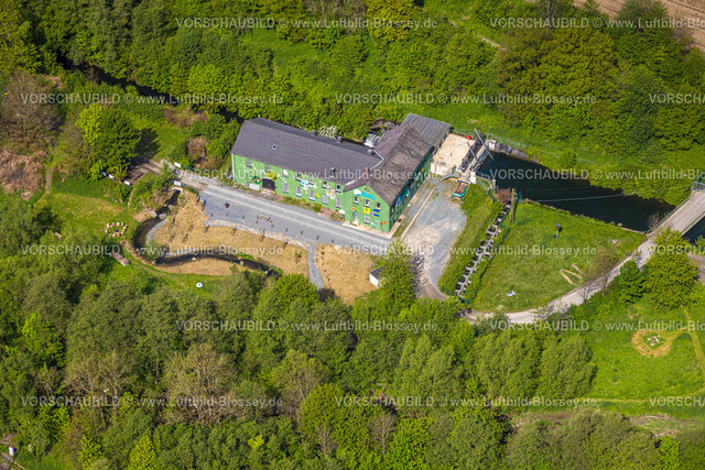 Bestwig240502971 | Luftbild, Altes Wasserkraftwerk Alfert, NaturRanger e.V., und mit Tieren und Pflanzen bemaltes grünes Haus, Ostwig, Bestwig, Sauerland, Nordrhein-Westfalen, Deutschland