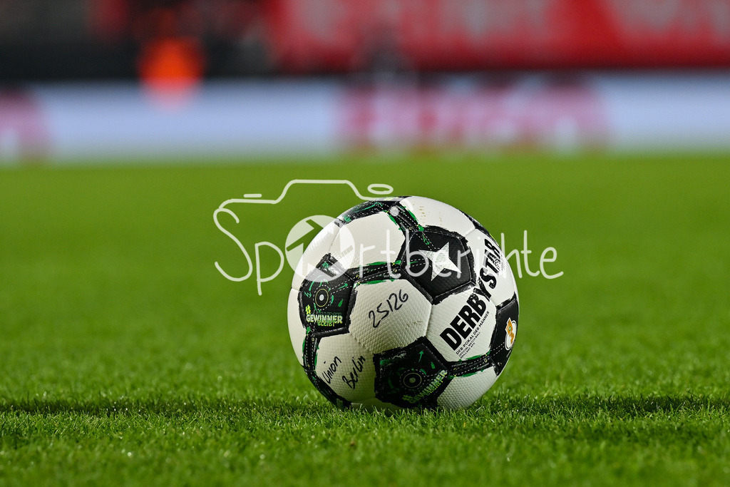 1. FC Union Berlin - FC Bayern München | BERLIN, GERMANY - 03. DECEMBER: im Bild die DERBYSTAR Spielbälle / Spielball / Symbolbild vor dem Match zwischen dem 1. FC Union Berlin und dem FC Bayern München beim Achtelfinale des DFB-Pokales im Stadion an der alten Försterei