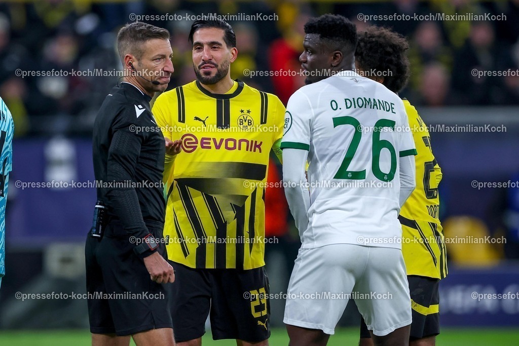 UCL1902250102287 | 19.02.2025, Fußball, UEFA Champions League, Borussia Dortmund - Sporting Lissabon, Signal Iduna Park, Knockout phase play-offs, Saison 2024 2025: Schiedsrichter Davide Massa neben Emre Can (BVB #23) und Ousmane Diomande (Sporting #26)