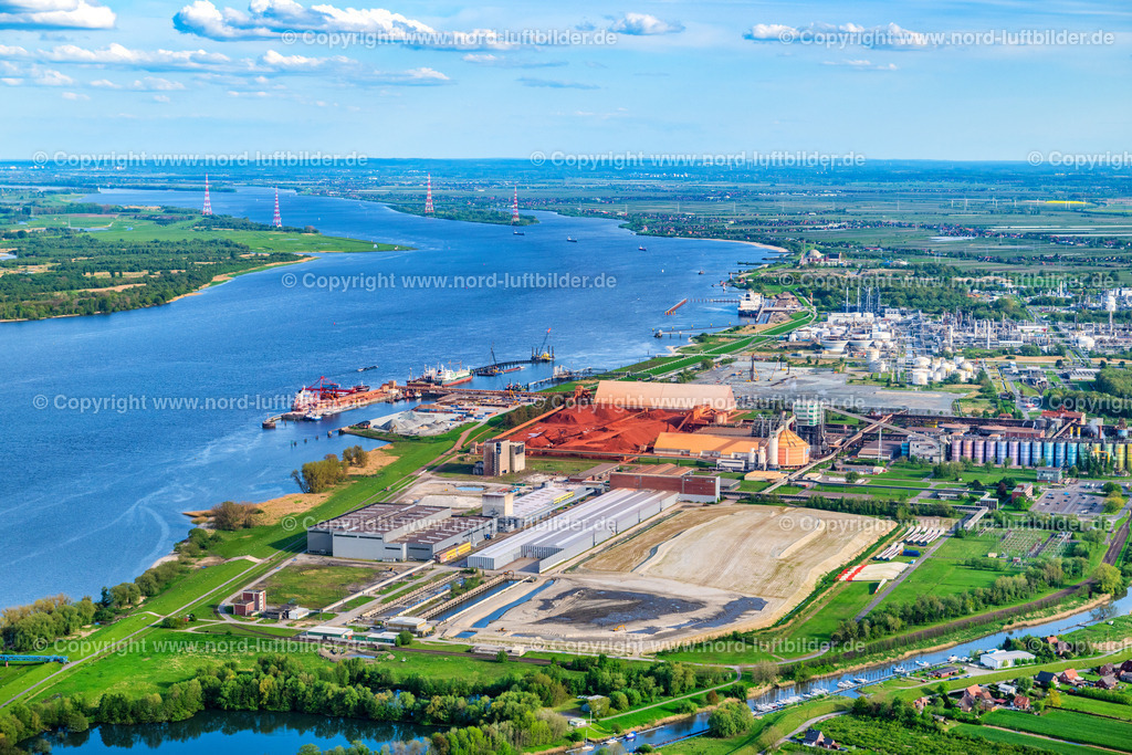 Stade_Bützfleth_Seehafen_Holzkraftwerk_Baustelle_ELS_4167290424 | STADE 29.04.2024 Baustelle mit Erschließungs - und Erdaufschüttungs- Arbeiten " Areva " an der Johann-Rathje-Köser-Straße in Stade im Bundesland Niedersachsen, Deutschland. // Construction site with development works and embankments works " Areva " on street Johann-Rathje-Koeser-Strasse in Stade in the state Lower Saxony, Germany. Foto: Martin Elsen