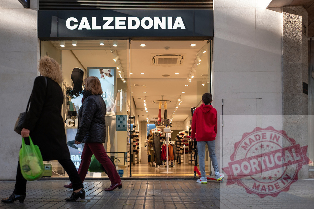 Calzedonia retail shop on city street with pedestrians | People walking past a Calzedonia storefront in a bustling urban area - Realisiert mit Pictrs.com