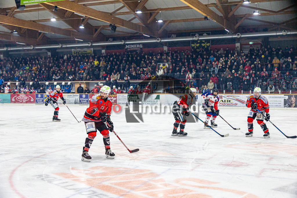 TSV Peißenberg Miners vs ESC Dorfen Eispiraten | Eishockey Bayernliga 2023/2024, TSV Peißenberg Miners vs ESC Dorfen Eispiraten, 20231229,
Miners vor mehr als 1100 Zuschauer,
2023-12-29 in Peißenberg (Eisstadion)
23 Dejan VOGL (Miners 23), 88 Zackary BROSS (Miners 88), 71 Manuel SINGER (Miners 71), 15 Ryan MURPHY (Miners 15), 3 Felix WIEDENHOFER (Eispiraten 3)
Copyright: WolfgangxLindner foto-lindner.de