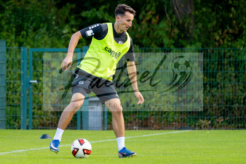 20260909_TRAOSN_0014 | Fußball, Herren: Konrad Faber (VfL Osnabrück) in Aktion, am Ball, Einzelaktion beim Training des VfL Osnabrück am 09.09.2026 im Sportpark Illoshöhe in Osnabrück, Deutschland.(Foto von Nico Paetzel) - Realisiert mit Pictrs.com