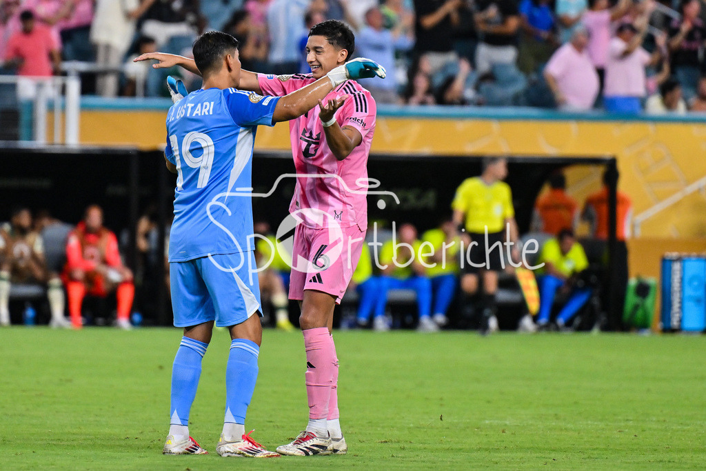 Inter Miami CF - Palmeiras Sao Paulo | Jubel der Hausherren nach dem Treffer zum 2-0 durch Luis SUAREZ (Inter Miami 9) / Tor / Torschuetze / Freude / Happy / FIFA Club World Cup: Inter Miami CF - Palmeiras Sao Paulo, Hard Rock Stadium am 23.06.2025 / NOT FOR SALE IN USA /  Oscar USTARI (Inter Miami 19), Tomas AVILES (Inter Miami 6)