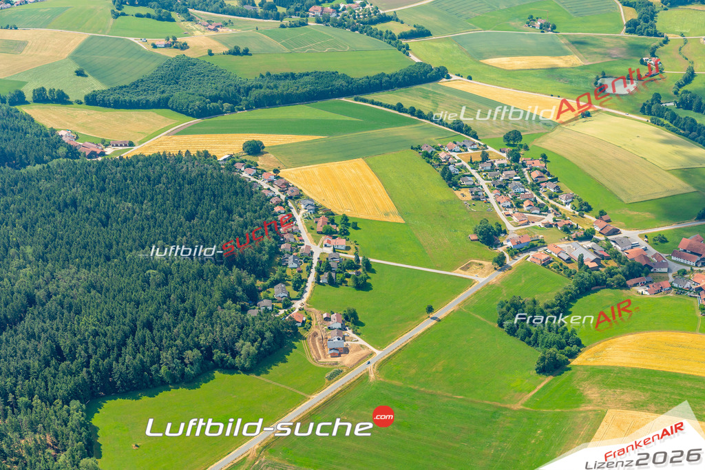 Das Luftbild zeigt : Obergoßzell Traitsching - Die Luftaufnahme wurde 2023 vom UL-Flugzeug aus erstellt ( keine Drohne ) - Hochauflösende Luftaufnahme - Für grossformatige Ausdrucke geeignet. Die Geschenkidee !Mit Lizenz und Bildrechte bestellbar