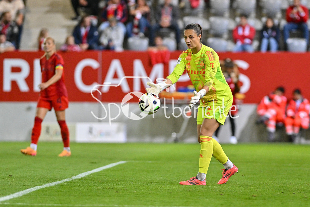 FC Bayern München Frauen - TSG 1899 Hoffenheim Frauen | am Ball Maria-Luisa GROHS (FC Bayern München Frauen #1) / Freisteller / Einzelfoto / Google Pixel Frauen Bundesliga: FC Bayern München - TSG Hoffenheim, FC Bayern Campus am 23.09.2024