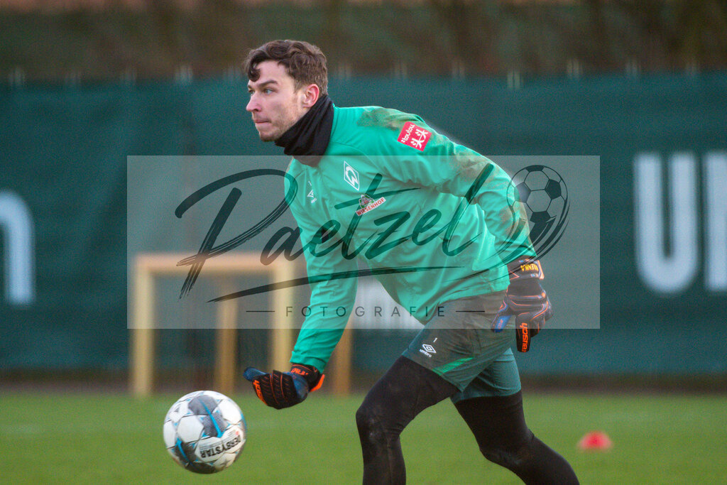 20200218_TRASVW_0047 | Fussball, Herren: Jiri Pavlenka (Werder Bremen) in Aktion, am Ball, Einzelaktion waehrend der Trainingseinheit des SV Werder Bremen auf dem wohninvest Weserstadion Trainingsplatz am 18.02.2020 in Bremen, Deutschland. - Realisiert mit Pictrs.com