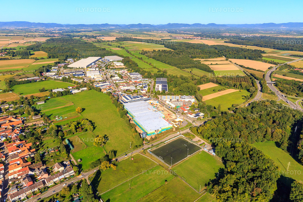 Luftbild: Baustelle des neuen Logistikpark der HANSAINVEST und DFI-Real-Estate Kandel nach Abriss des OBI-Markts im Ortsteil Minderslachen in Kandel im Bundesland Rheinland-Pfalz in Deutschland. – Foto: IMG_149909.jpg vom 18.09.2025 durch Werner Riehm/FLY-FOTO.de – Auflösung des Originals: 5337 x 3558 px – Entdecke HANSAINVEST | Kapital-verwaltungs-gesellschaft: Hansainvest – DFI Real Estate - Driving Future Innovation