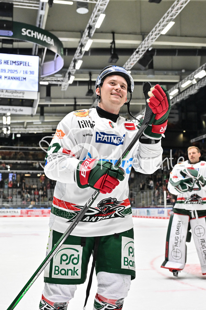 Augsburger Panther - Steinback Black Wings Linz | Die Augsburger Panther feiern ausgelassen den Sieg gegen Linz / Testspiel: Augsburger Panther - Steinback Black Wings Linz; Curt Frenzel Stadion am 05.09.2025 /  Florian ELIAS (Augsburger Panther #67)