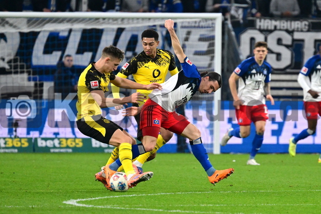 KBS Picture_HSV-Dortmund_022 | v.l. Schlotterbeck Nico (Bor. Dortmund) , Philippe Rayan (HSV) , Bellingham Jobe (Bor. Dortmund) ,Sportplatz :  Volksparkstadion, - Realisiert mit Pictrs.com