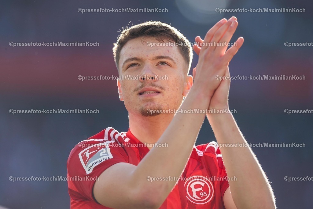 1FC23022502273 | 23.02.2025, Fußball, 1. FC Köln - Fortuna Düsseldorf, 2.. Fußball Bundesliga, 23. Spieltag, RheinEnergie-STADION, Saison 2024 2025: Abschlussjubel Fortuna nach dem 1:1 gegen Köln. Dzenan Pejcinovic (Fortuna Düsseldorf #7)DFB regulations prohibit any use of photographs as image sequences and or quasi-video.
