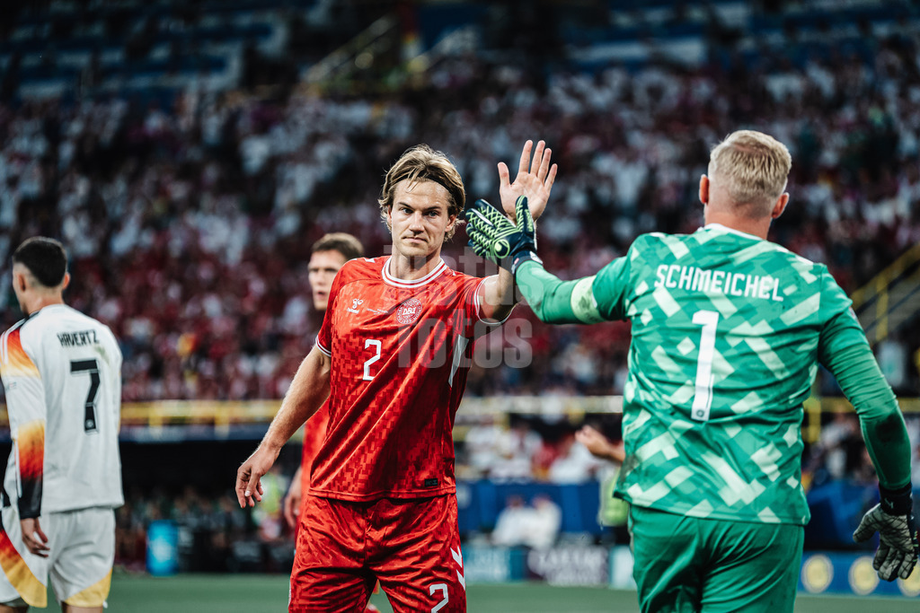 Fußball | Herren | UEFA-Fußball-Europameisterschaft 2024 | Achtelfinale | Deutschland vs. Dänemark | 29.06.2024 | Joachim Andersen (#2, Dänemark) klatscht ab mit Kasper Schmeichel (#1, Dänemark)