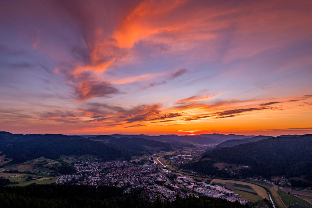 Was für ein Himmel | Farbenfroher Abendhimmel über Haslach, fotografiert vom Urenkopfturm  - Realisiert mit Pictrs.com