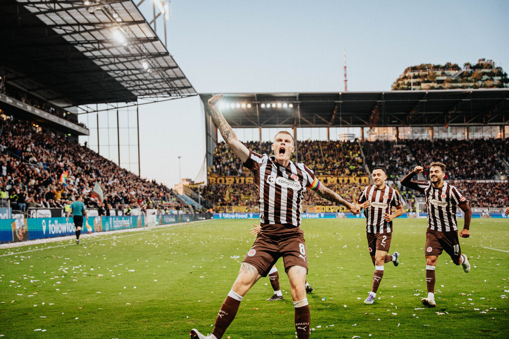 FCP08758 | Der offizielle Shop für FC St. Pauli Fotos. Wähle aus Spielszenen & Fanmomenten dein FCSP Wunschformat. Wir liefern Millerntor-Atmosphäre.