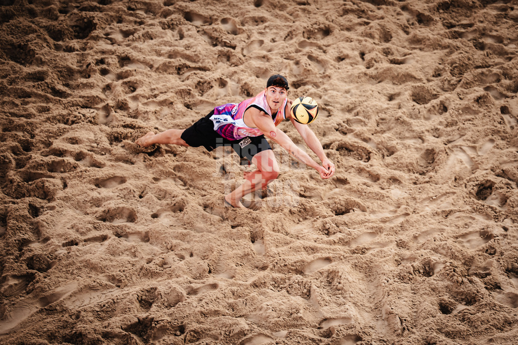 Beachvolleyball | Männer | Allianz German Beach Tour 2025 | Tourstop Berlin | 23.08.2025 | Max Just spielt den Ball