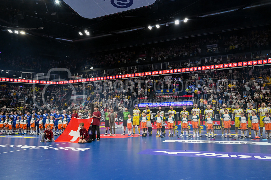 Zug United - HC Rychenberg - 25. April 2026 | Der ehemalige Spitzen-Unihockeyspieler Rinaldo Walser singt die Nationalhymne am L-UPL Superfinal-Spiel zwischen Zug United und HC Rychenberg am 25. April 2026 in der BCF Arena, Fribourg, Schweiz.Bild: Sportfotografie Markus Aeschimann | www.markus-aeschimann.ch - Realisiert mit Pictrs.com