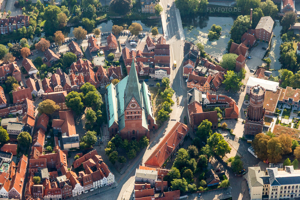 Luftbild: St. Johanniskirche im Altstadt- Zentrum der Innenstadt in Lüneburg im Bundesland Niedersachsen in Deutschland. Foto: IMG_110376.jpg vom 18.08.2018 durch Werner Riehm/FLY-FOTO.de