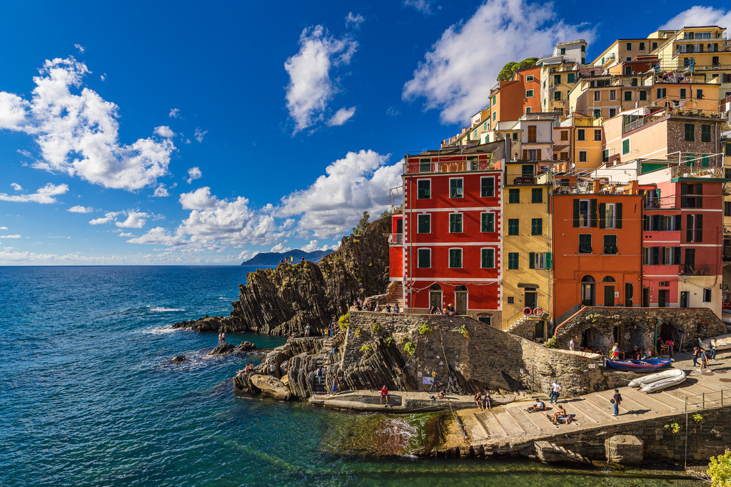 Blick auf Riomaggiore an der Mittelmeerküste in Italien | Blick auf Riomaggiore an der Mittelmeerküste in Italien.