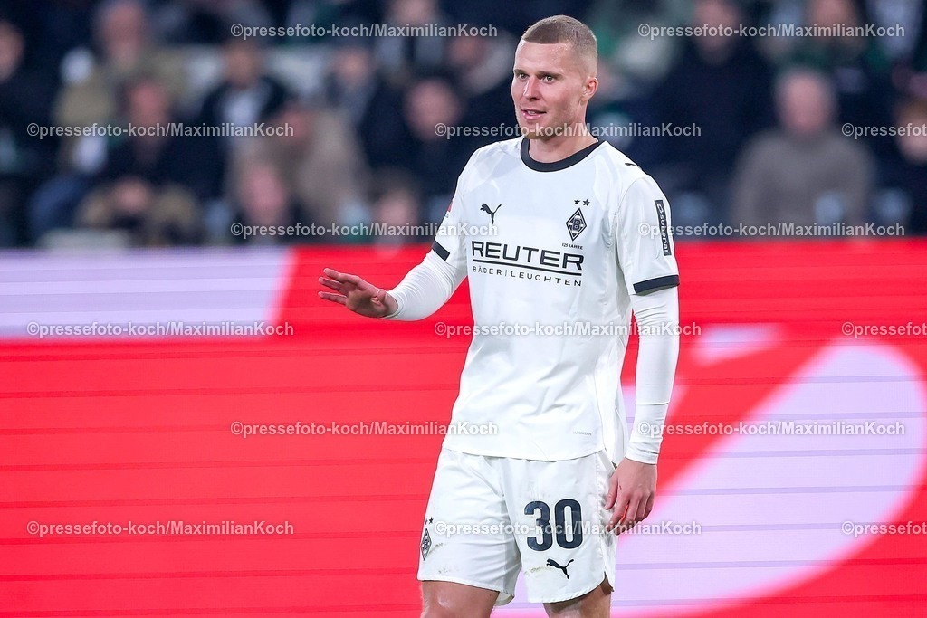 BMG13122502091 | 13.12.2025, Fußball, Borussia Mönchengladbach - VfL Wolfsburg, 1. Fußball Bundesliga, 14.Spieltag, Borussia-Park, Saison 2025 2026: Nico Elvedi&nbsp;(Borussia Mönchengladbach #30)  DFB regulations prohibit any use of photographs as image sequences and or quasi-video.
