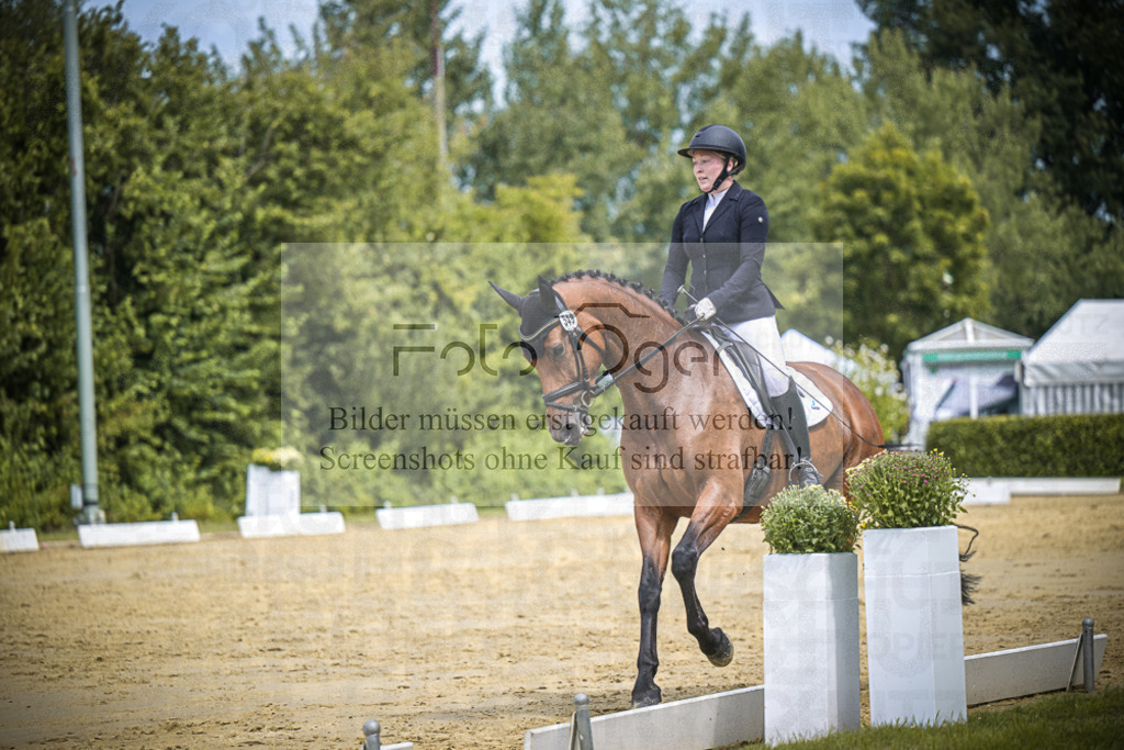 DOS_4006 | Entdecke hochwertige Reitturnierfotos von Foto Oger. Professionell, emotional und authentisch – jetzt Lieblingsmomente im Shop bestellen.Deutschlandweite Turnierfotografie. - Realisiert mit Pictrs.com