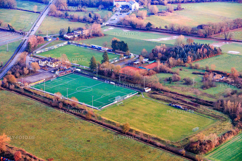 Sportplätze des TB Jahn Zeiskam 1896 e.v. und TC '86 Zeiskam e.V. http://www.tb-jahn-zeiskam.de/ https://www.tennisclub-zeiskam.de/ | Luftbild: Sportplätze des TB Jahn Zeiskam 1896 e.v. und TC '86 Zeiskam e.V. http://www.tb-jahn-zeiskam.de/ https://www.tennisclub-zeiskam.de/ in Zeiskam im Bundesland Rheinland-Pfalz in Deutschland. Foto: IMG_152113.jpg vom 12.12.2025 durch Werner Riehm/FLY-FOTO.de - Realisiert mit Pictrs.com