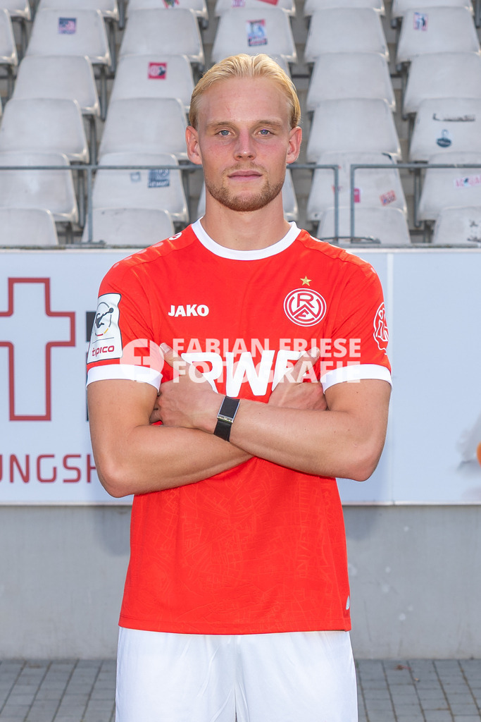 Rot-Weiss Essen; 3. Liga, Portraettermin 2026/2027, Foto: Eibner-Pressefoto/Fabian Friese | Ben Huening (Rot-Weiss Essen, #15),Rot-Weiss Essen; 3. Liga, Portraettermin 2026/2027, Foto: Eibner-Pressefoto/Fabian Friese - Realisiert mit Pictrs.com