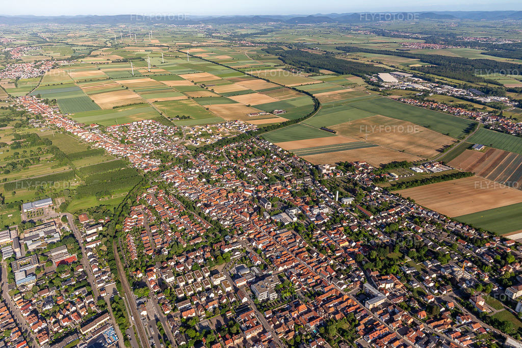 Luftbild: Haupt- und Saarstraße in Kandel im Bundesland Rheinland-Pfalz in Deutschland. Foto: IMG_132258.jpg vom 28.05.2022 durch Werner Riehm/FLY-FOTO.deSV Kandel