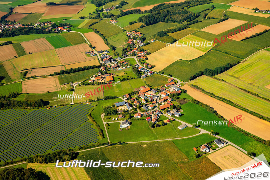 Das Luftbild zeigt : Unterhaselbach Mallersdorf-Pfaffenberg - Die Luftaufnahme wurde 2023 vom UL-Flugzeug aus erstellt ( keine Drohne ) - Hochauflösende Luftaufnahme - Für grossformatige Ausdrucke geeignet. Die Geschenkidee !Mit Lizenz und Bildrechte bestellbar