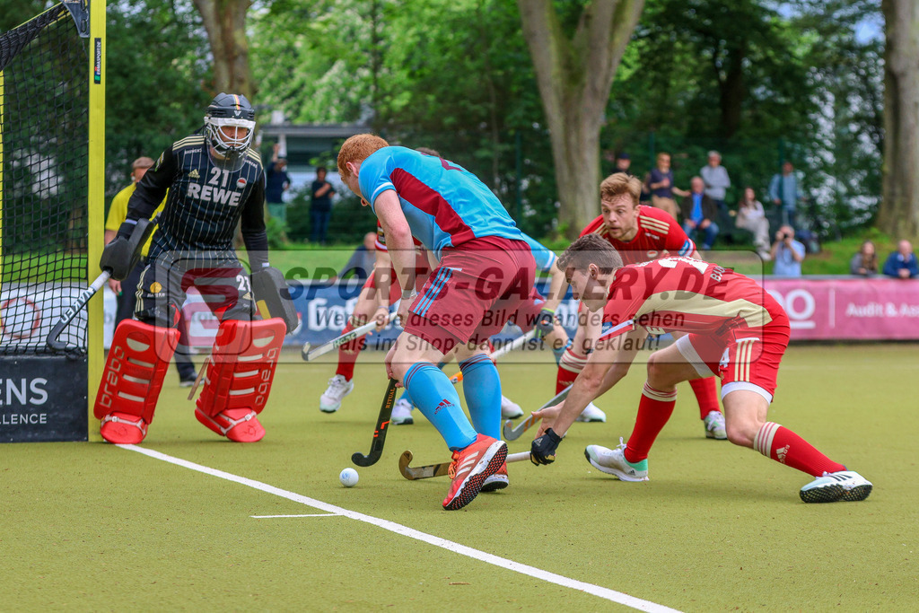 MJ_2023-05-07 - M - RWK - UHC-10 | Henri Schmid (UHC Hamburg #29), Johannes Große (Rot-Weiss Köln #24) &amp; Vincent Vanasch (Rot-Weiss Köln #21), Rot-Weiss Köln - UHC Hamburg am 7.5.2023 im KTHC Hockeypark, Köln