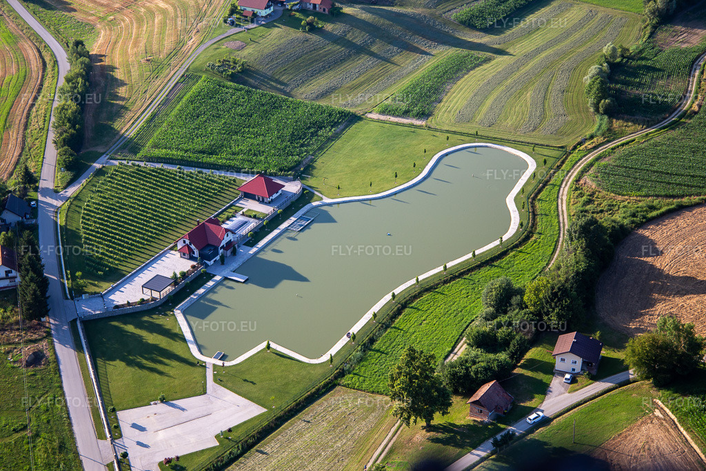 Vue aérienne: Domaine viticole avec étang privé à le quartier Bresnica in Ormož dans le département Slovénie, Slovénie. Photo: IMG_137290.jpg prise le 08/07/2023 par Werner Riehm/FLY-FOTO.eu – Résolution de l'original: 5472 x 3648 px