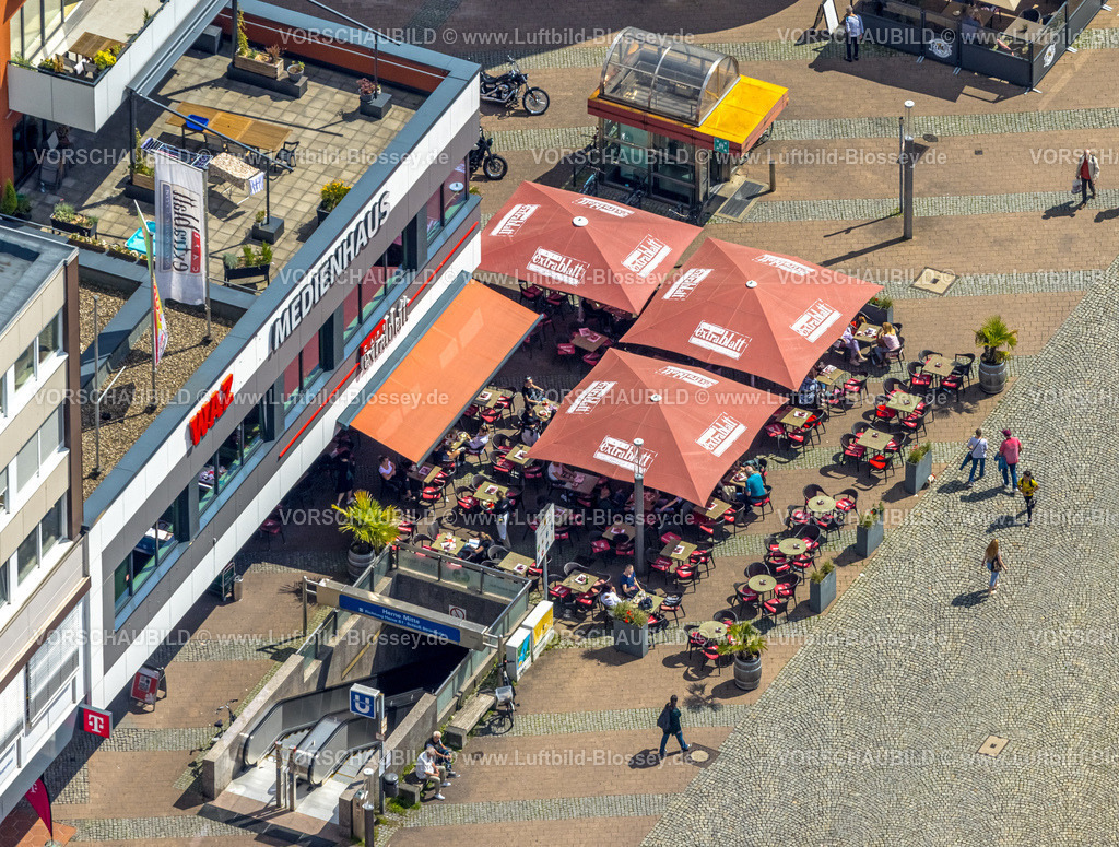 Herne230802670 | Luftbild, Außengastronomie mit Sonnenschirmen am Cafe Extrablatt und WAZ Medienhaus, Robert-Brauner-Platz, Herne-Mitte, Herne, Ruhrgebiet, Nordrhein-Westfalen, Deutschland