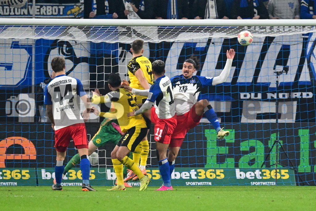 KBS Picture_HSV-Dortmund_014 | v.l. Vuskovic Luka (HSV) , Can Emre (Bor. Dortmund) , Koenigsdoerffer Ransford-Yeboah (HSV) koepft hier das 1:1 , Schlotterbeck Nico (Bor. Dortmund) , Ramos Guilherme (HSV) ,Sportplatz :  Volksparkstadion, - Realisiert mit Pictrs.com