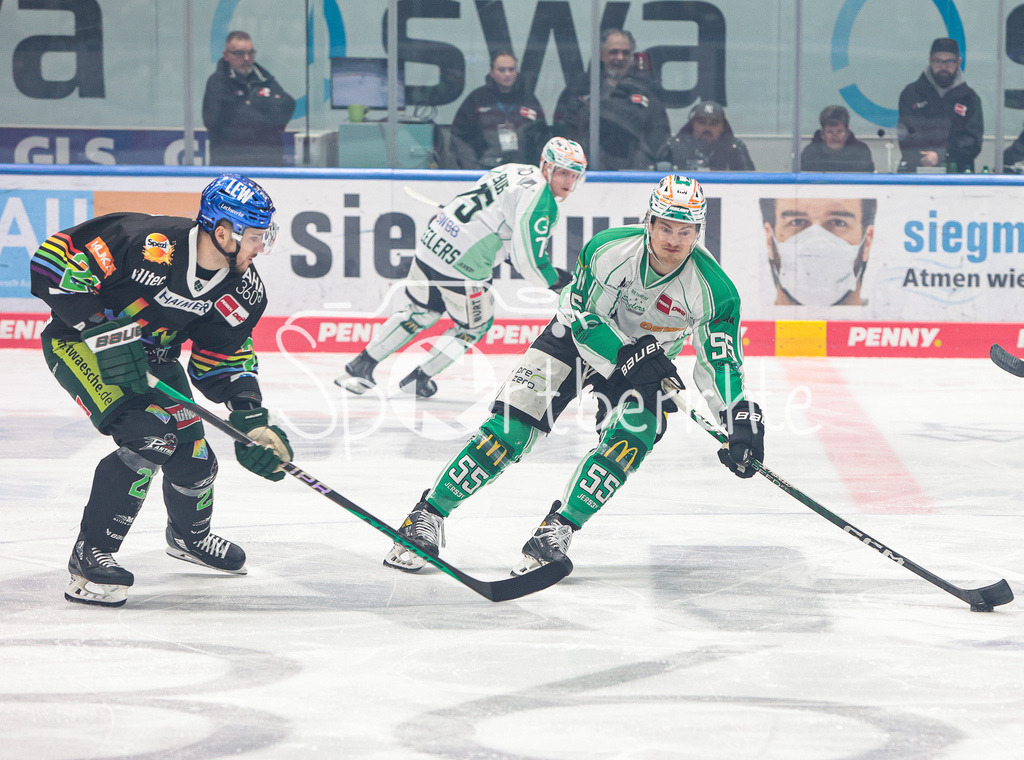 Augsburger Panther - Bietigheim Steelers | Samuel SORAMIES (AEV #26) im Duell mit Chase BERGER (SCB #55)