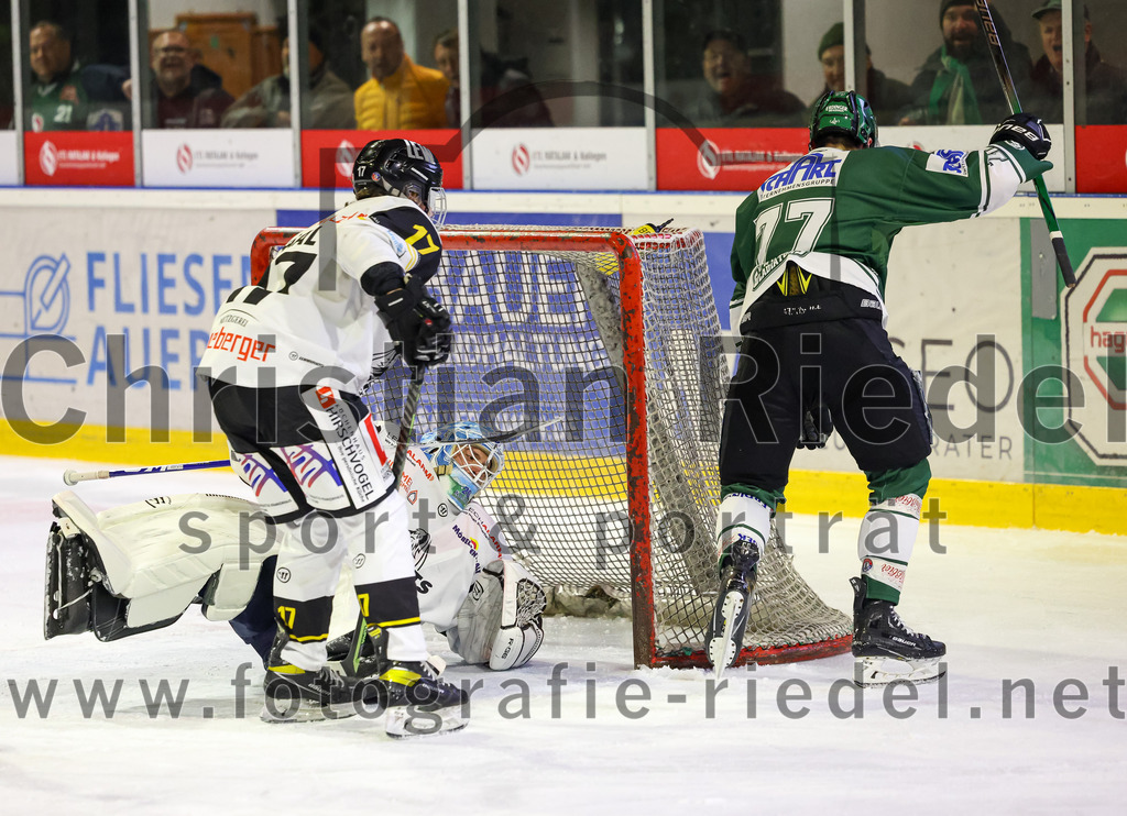 2023-11-17_090_TSV_Erding_gegen_EA_Schongau | Erding, Deutschland, 17.11.2023:
Eishockey, Bayernliga Vorrunde 2023 / 2024, 10. Spieltag, TSV Erding gegen EA Schongau, Endergebnis: 12:4

Torwart Xaver Nagel (EA Schongau, #80), Philipp Michl (Erding Gladiators, #77)

Foto: Christian Riedel / fotografie-riedel.net
