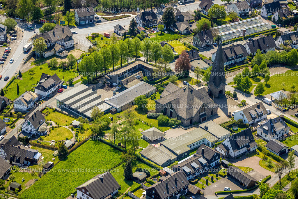Schmallenberg240505271Gleidorf | Luftbild, Ortszentrum mit kath. Herz-Jesus-Kirche, Gemeinschaftsteilstandort Gleidorf der katholischen Grundschule, Kindergarten Kita Gleidorf, Gleidorf, Schmallenberg, Sauerland, Nordrhein-Westfalen, Deutschland