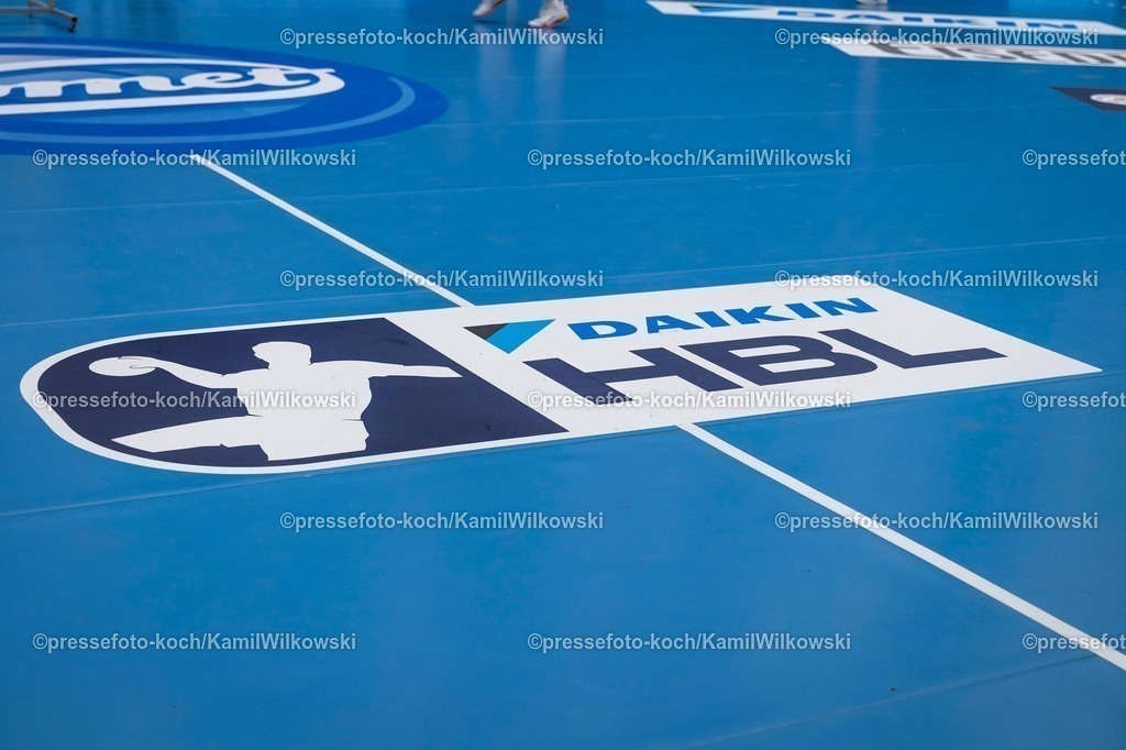 xKWIx07092501006 | 07.09.2025, xkwix, Handball, 1. Handball-Bundesliga, DAIKIN HBL 2025/26, TBV Lemgo Lippe - VfL Gummersbach, PHOENIX CONTACT Arena: Daikin HBL Schriftzug auf dem Spielfeld