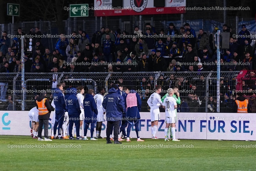 xYDRx23012601063 | 23.01.2026, xydrx, Fußball, 3.Liga, FC Viktoria Köln - 1.FC Saarbrücken, Saison 2025 2026, Sportpark Höhenberg: Die Mannschaft vom 1.FC Saarbrücken  stellt sich nach der 2:0 Niederlage vor den Gästeblock    DFB regulations prohibit any use of photographs as image sequences and or quasi-video. Photo: xYannisxDreimannxPressefotoKochx