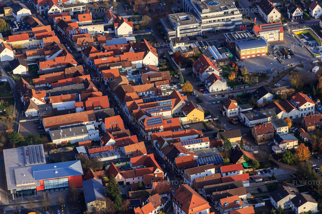 Luftbild: Stadthalle Kandel und Hauptstraße in Kandel im Bundesland Rheinland-Pfalz in Deutschland. Foto: IMG_085212.jpg vom 08.11.2015 durch Werner Riehm/FLY-FOTO.deStadthalle | SV Kandel