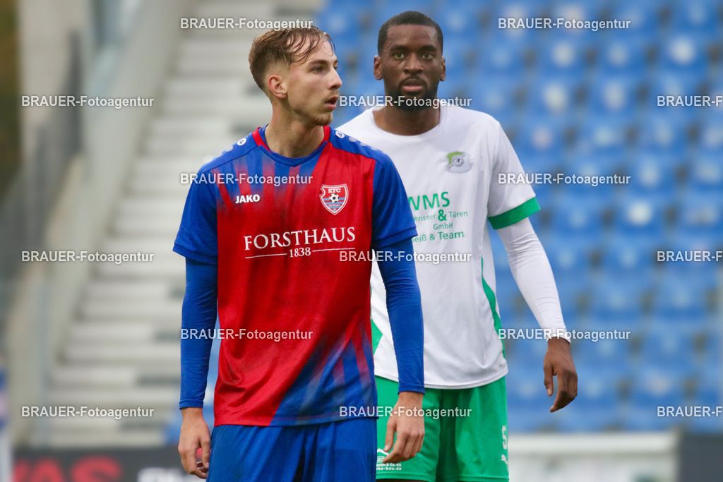 15.11.2025 KFC Uerdingen - SPVG Schonnebeck | Krefeld, Deutschland, 15.11.2025: Etienne-Noel Reck (KFC Uerdingen) und Dacain Dacruz Baraza (Spvg Schonnebeck) schauen während des Oberliga Niederrhein Spiels zwischen KFC Uerdingen  - Spvg Essen Schonnebeck am 15.11. 2025 im Krefelder Grotenburg - Stadion in Krefeld, Deutschland. (Foto Ralph Görtz / Brauer-Fotoagentur)