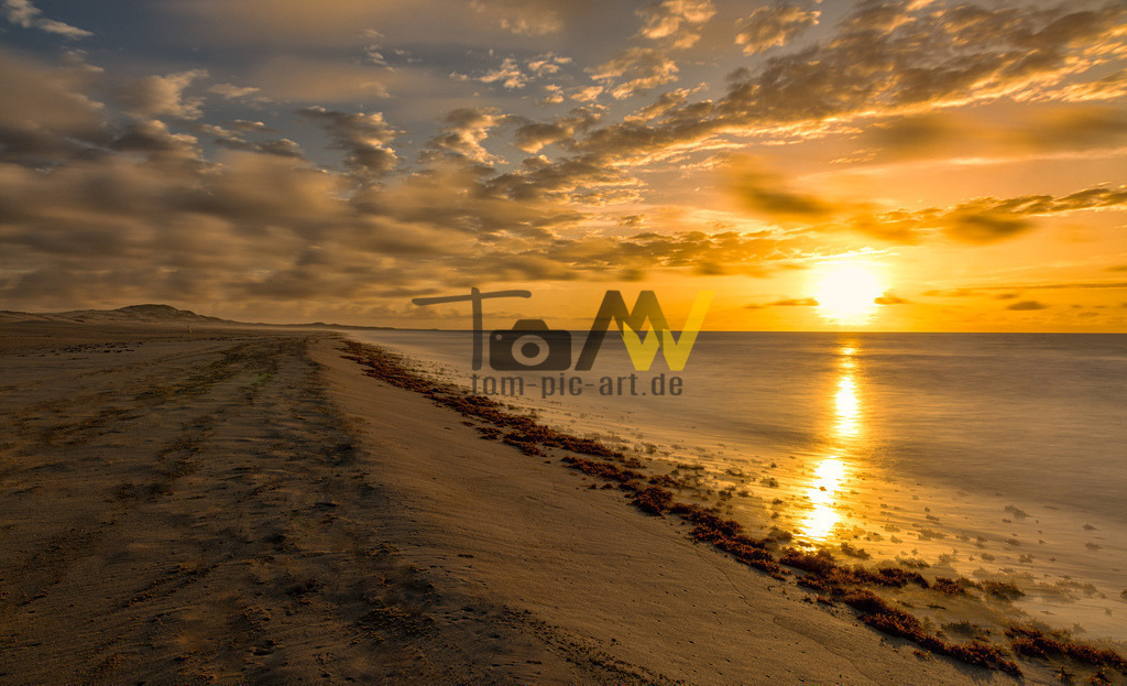 Bezaubernder Sonnenuntergang auf der Insel-------Boa Vista | Eine Langzeitbelichtung eines Sonnenuntergangs auf Boa Vista -Kap Verde. Mit dem Wolkenspiel eine atemberaubende Atmospäre in orange gelben Farbtönen. - Realisiert mit Pictrs.com
