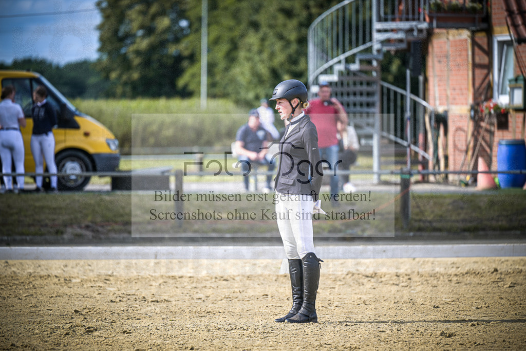 DOS_9787 | Entdecke hochwertige Reitturnierfotos von Foto Oger. Professionell, emotional und authentisch – jetzt Lieblingsmomente im Shop bestellen.Deutschlandweite Turnierfotografie. - Realisiert mit Pictrs.com