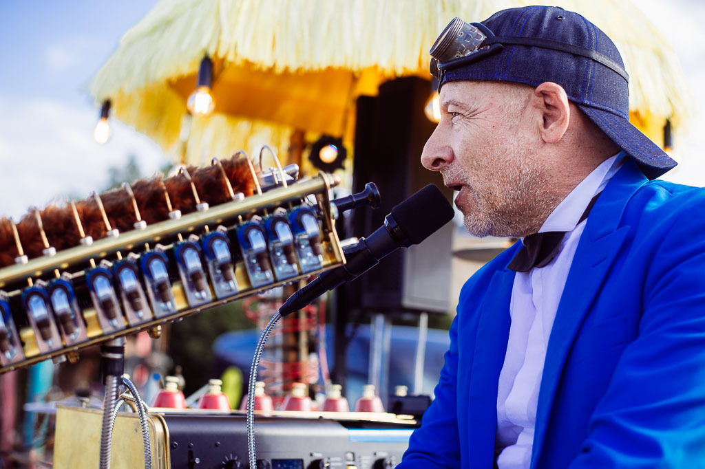 Universal Druckluft Orchester | Das Universal Druckluft Orchester mit Peter Till am Forte Belvedere Leisnig zum Festival Hallo Leisnig 2022. - Realisiert mit Pictrs.com