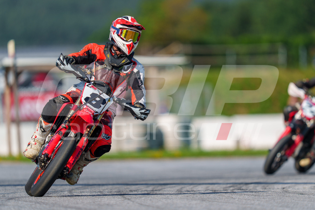 SuperMoto_Staatsmeisterschaft_Greinbach_188 | GRIPcapture steht für authentische Sportfotografie in Österreich – für Momente, die mehr sind als Geschwindigkeit oder Ergebnis. Es geht um Emotion, Spannung, Fokus und den Augenblick, der oft nur einen Wimpernschlag dauert.Ob Motorsport, Teamsport oder 