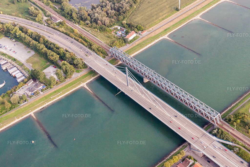 Luftbild: Fluß - Brückenbauwerke der Bundesstraße 10 und der Regionalbahn über den Rhein zwischen Karlsruhe Maxau und Wörth am Rhein im Ortsteil Maximiliansau in Wörth im Bundesland Rheinland-Pfalz in Deutschland. Foto: IMG_44952.jpg vom 03.09.2011 durch Werner Riehm/FLY-FOTO.de