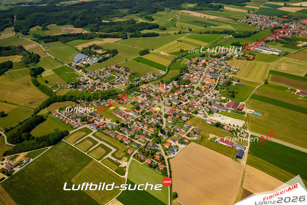 Das Luftbild zeigt Oberkammlach Kammlach - Die Luftaufnahme wurde 2023 vom UL-Flugzeug aus erstellt ( keine Drohne ) - Hochauflösende Luftaufnahme - Für grossformatige Ausdrucke geeignet. Die Geschenkidee !Mit Lizenz und Bildrechte bestellbar