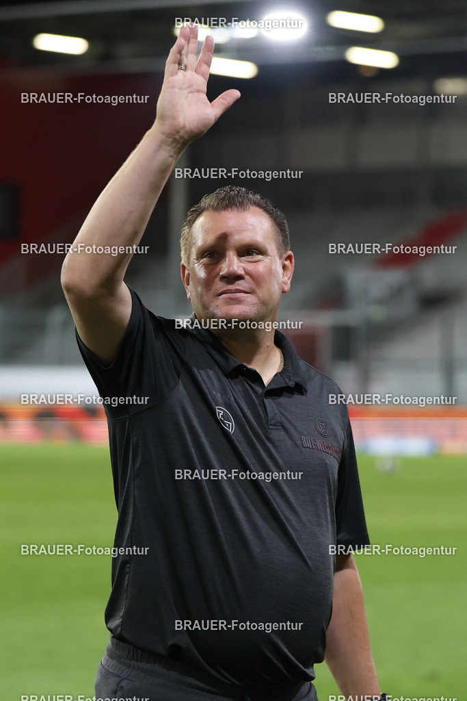 SV Wehen Wiesbaden - Rot-Weiss Essen | Wiesbaden, Deutschland, 22.08.2025Uwe Koschinat (Rot-Weiss Essen) hebt die Hand richtung Fanswährend des drittliga Spiels zwischen SV Wehen Wiesbaden und Rot-Weiss Essen am 22.08.2025 in der BRITA-Arena in Wiesbaden. (Foto von Timo Bluhmki-Schmidt/Brauer Fotoagentur
