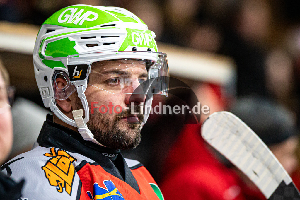 TSV Peißenberg MINERS gegen EHC Klostersee  | Eishockey Bayernliga Herren Vorrunde 2024/25, TSV Peißenberg MINERS gegen EHC Klostersee , 20241208,Marius KLEIN (MINERS 88) auf der Spielerbank, Portrait,2024-12-08 in Peißenberg (Eisstadion Peißenberg)Marius KLEIN (MINERS 88)Copyright: WolfgangxLindner
